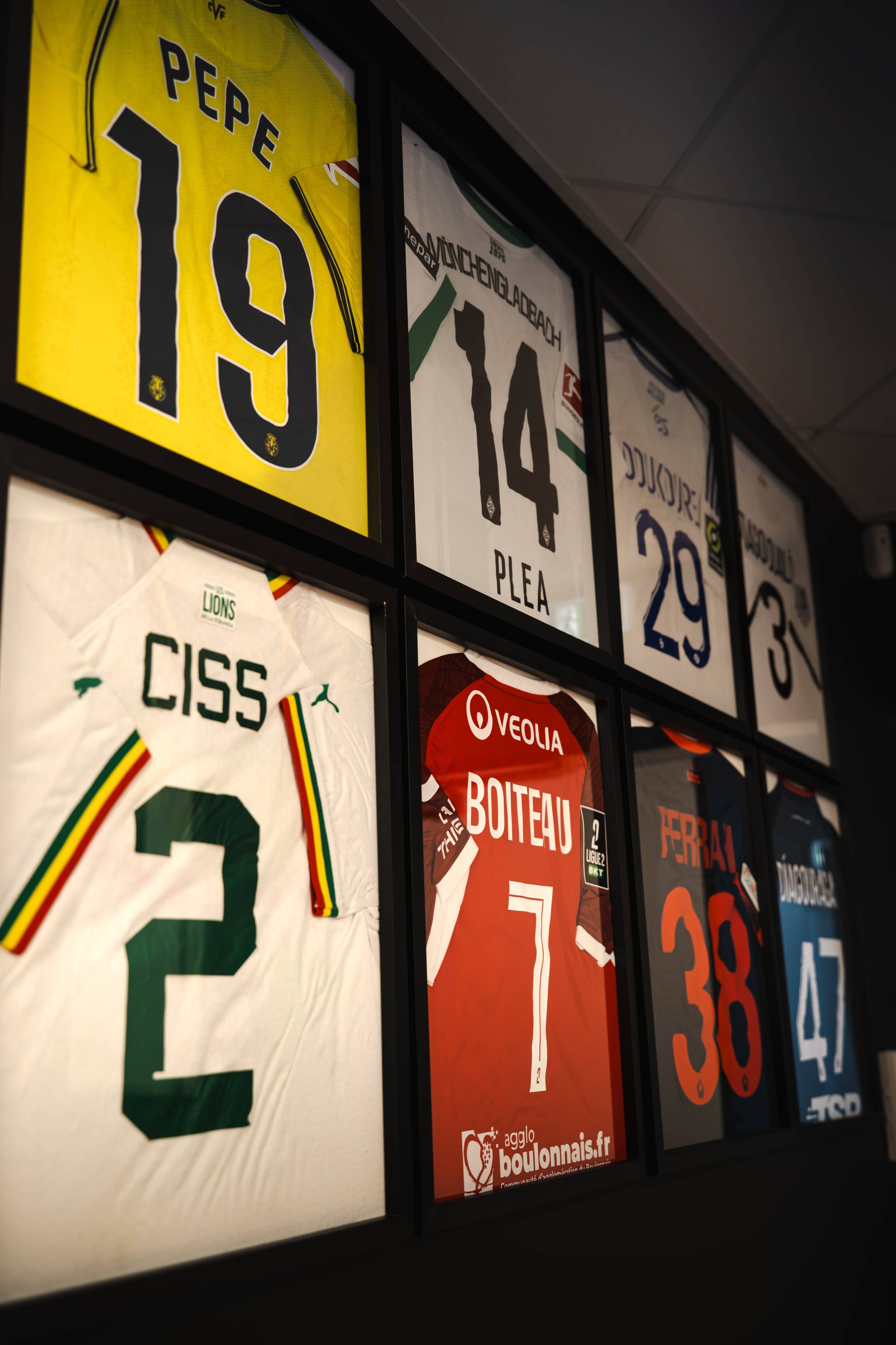 Mur des maillots dédicacés par les athlètes professionnels passés par Athletes Center