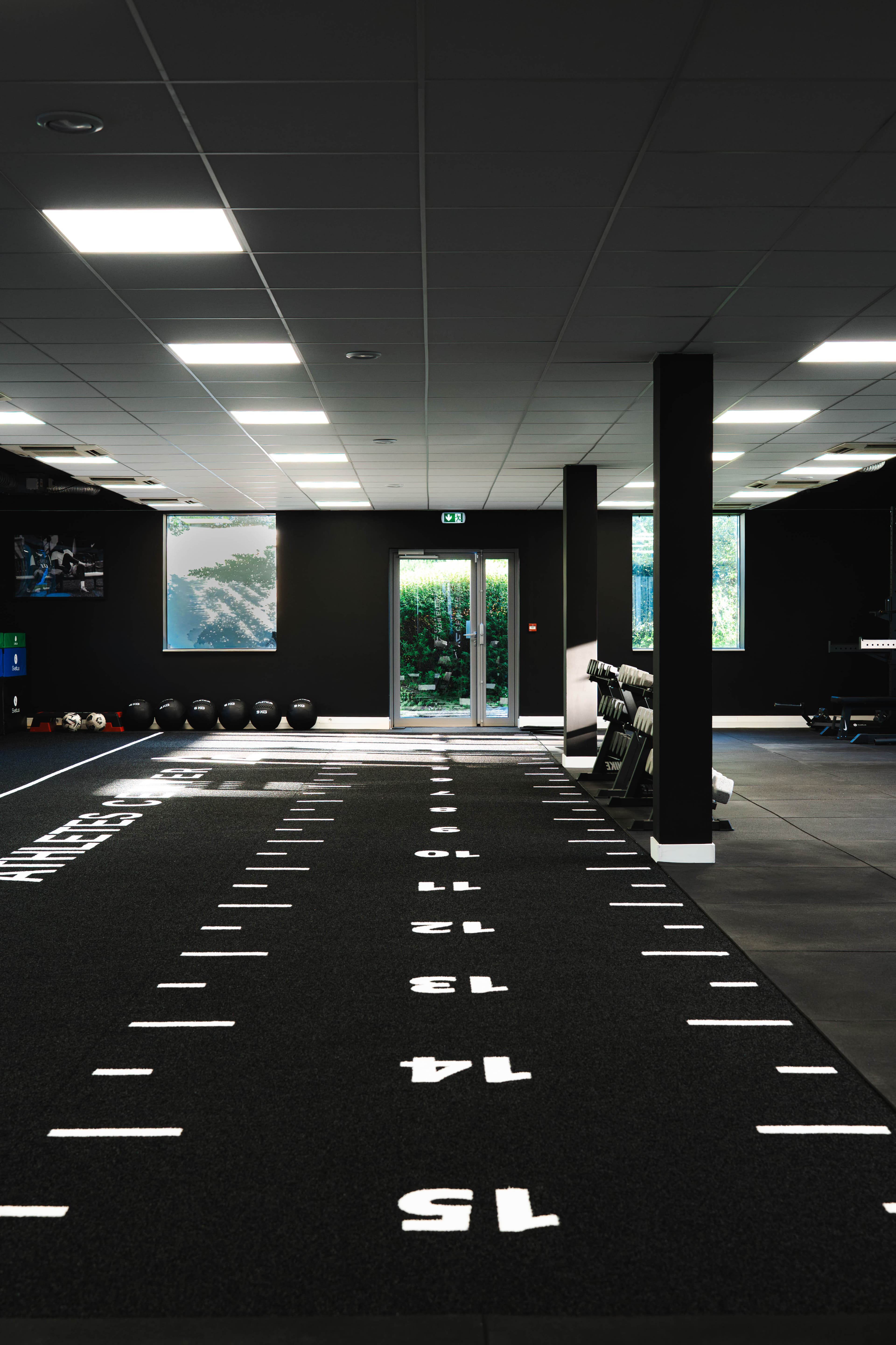 Plateau Athletes Center — piste d'accélération numérotée
