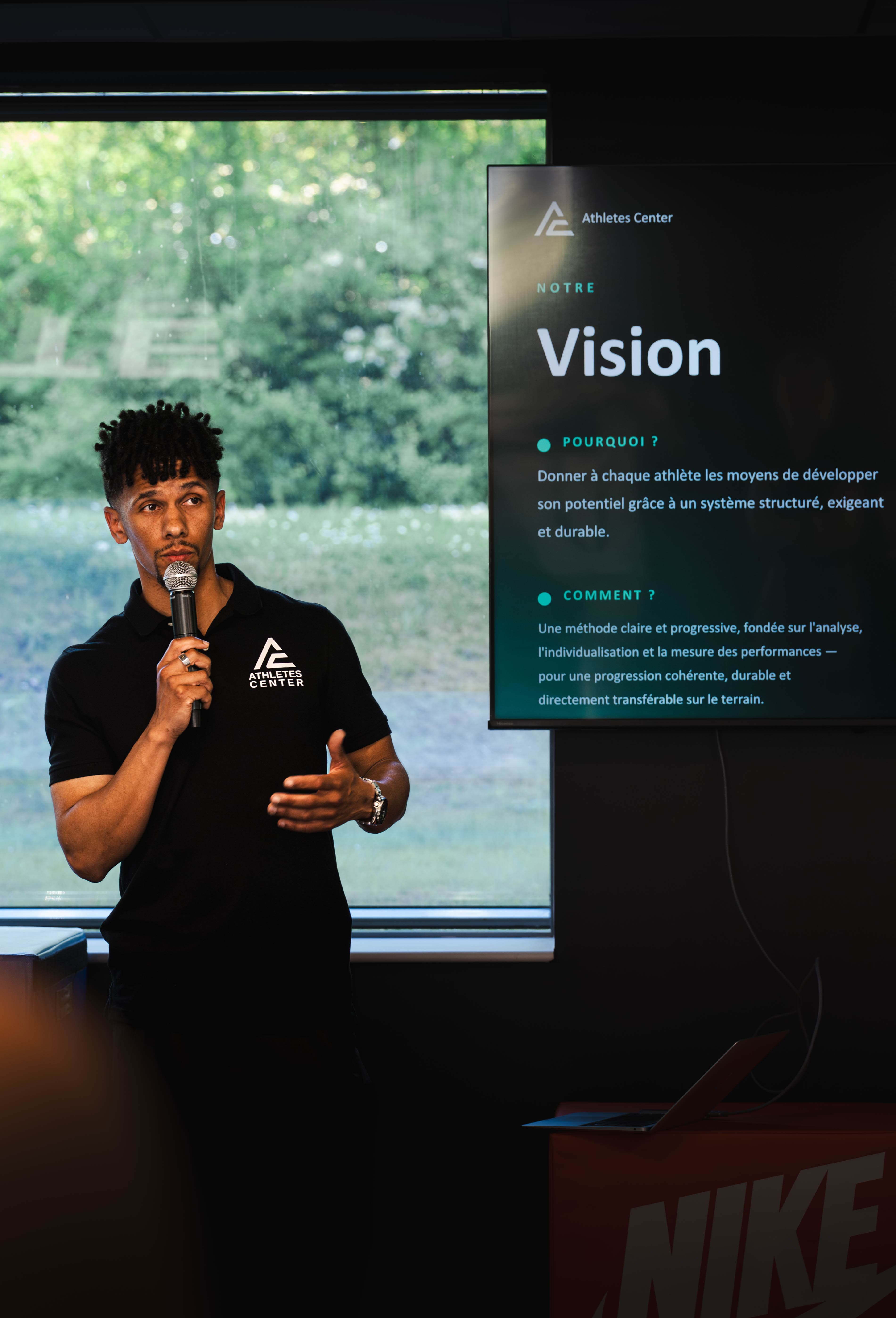 Julien Antrope présentant la vision Athletes Center